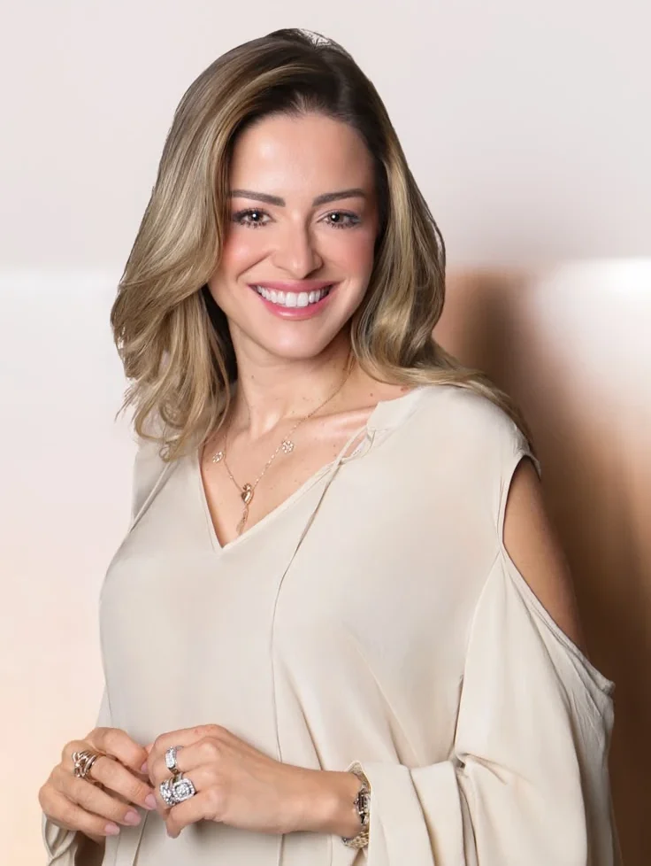 Dra. Maria Isabel sorrindo, de blusa clara